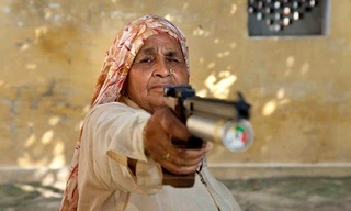 Nữ xạ thủ 'bách phát bách trúng' 78 tuổi