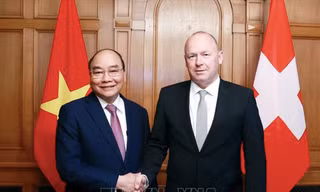 Chủ tịch Hội đồng Quốc gia Liên bang Thụy Sĩ Andreas Aebi tiếp đón Chủ tịch nước Nguyễn Xuân Phúc. (Ảnh: TTXVN)