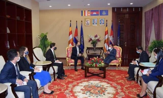 Phó Thủ tướng Campuchia Hor Namhong trong cuộc tiếp Đại sứ Úc ngày 1/10. (Ảnh: Phnom Penh Post)