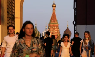 Người dân Nga hầu hết không đeo khẩu trang khi đi bộ trên Quảng trường Đỏ ngày 24/6. (Ảnh: AP)