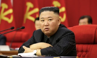 Ông Kim Jong Un trông gầy hẳn đi trong bức ảnh được báo chí Triều Tiên đăng tải gần đây. (Ảnh: KCNA)