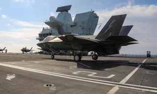 Phi đội máy bay của Thuỷ quân lục chiến Mỹ trên boong tàu sân bay Anh HMS Queen Elizabeth ngày 27/7. (Ảnh: UK Navy)