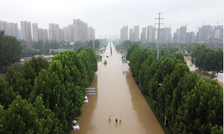 Một tuyến đường ngập nước ở tỉnh Hà Nam hôm 23/7. (Ảnh: Reuters)