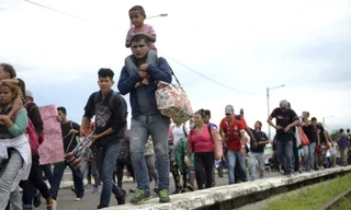 Dòng người di cư từ Trung và Nam Mỹ đi tìm cuộc sống mới ở Mỹ. (Ảnh: AP)