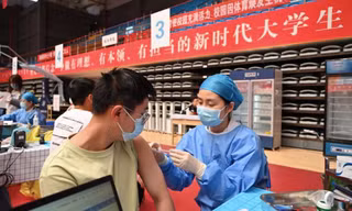 Tiêm vắc-xin COVID-19 cho người dân Nội Mông, Trung Quốc, ngày 13/4. (Ảnh: CNN)
