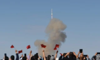 Nhiều người hò reo khi tên lửa bắt đầu hành trình đưa các phi hành gia Trung Quốc vào trạm vũ trụ. (Ảnh: Xinhua)