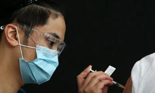 Các chuyên gia nói rằng tiêm vắc-xin vẫn là cách hữu hiệu nhất để đối phó với tình trạng virus corona liên tục biến đổi