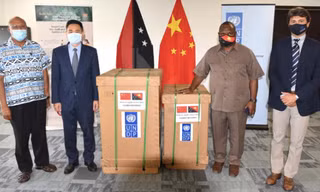 Thủ tướng James Marape tiếp nhận 15 máy thở do Trung Quốc viện trợ vào tháng 10/2020. (Ảnh: CNN)