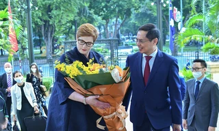 Bộ trưởng Bùi Thanh Sơn đón Ngoại trưởng Úc Marise Payne.