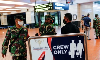 Lực lượng an ninh làm nhiệm vụ ở sân bay quốc tế Soekarno-Hatta, nơi chiếc máy bay mất tích cất cánh. (Ảnh: Reuters)