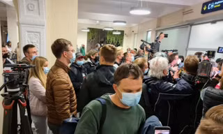 Các hành khách trên chuyến bay của Ryanair nói chuyện với báo chí sau khi được ra khỏi máy bay. (Ảnh: Reuters)