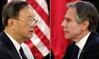 Ủy viên Quốc vụ Trung Quốc Dương Khiết Trì (trái) và Ngoại trưởng Mỹ Antony Blinken. (Ảnh: CNN)