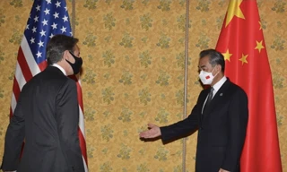 Ngoại trưởng Trung Quốc Vương Nghị (phải) và người đồng cấp Mỹ Antony Blinken trong một lần gặp. (Ảnh: AP)