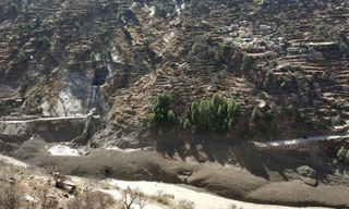 Một đập thuỷ điện gần như bị trận lở tuyết cuốn phăng. (Ảnh: Reuters)