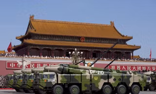 "Sát thủ diệt hạm" DF-21 xuất hiện trong cuộc diễn binh năm 2015 ở Bắc Kinh. (Ảnh: AP)
