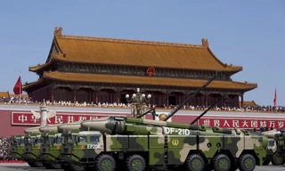 "Sát thủ diệt hạm" DF-21 xuất hiện trong cuộc diễn binh năm 2015 ở Bắc Kinh. (Ảnh: AP)