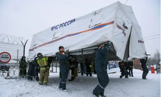 Lực lượng cứu hộ làm việc tại hiện trường. (Ảnh: Reuters)