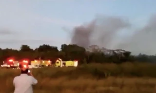 Khói bốc lên từ hiện trường chiếc máy bay rơi. (Ảnh: CNN)