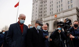 Các nhà ngoại giao nước ngoài có mặt bên ngoài tòa án nơi diễn ra phiên xét xử công dân Canada. (Ảnh: Reuters)