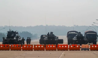 Quân đội Myanmar đóng chốt chặn trên các tuyến phố. (Ảnh: AP)