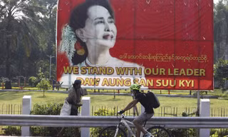 Một áp-phích in chân dung bà Aung San Suu Kyi ở Yangon. (Ảnh: AP)