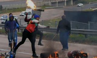 Bạo loạn vừa xảy ra ở nhiều tỉnh và thành phố của Nam Phi. (Ảnh: CNBC)