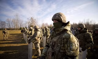 Binh lính Ukraine làm nhiệm vụ gần biên giới. Ảnh: Reuters)