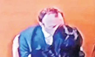 Hình ảnh Bộ trưởng Y tế Anh Matt Hancock hôn trợ lý bị camera an ninh ghi lại. (Ảnh: The Sun)