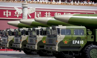 Các xe chở tên lửa DF-26 trên quảng trường Thiên An Môn nhân lễ kỷ niệm 70 năm chấm dứt Thế chiến 2 vào tháng 9/2015. (Ảnh: Reuters)