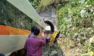 Đoàn tàu trật bánh khi đang đi qua đường hầm. (Ảnh: CNA)