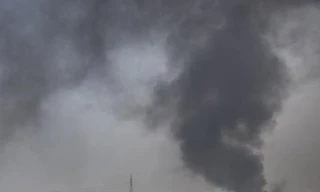 Một nhà xưởng của Trung Quốc ở Myanmar bị đốt phá. (Ảnh: Reuters)