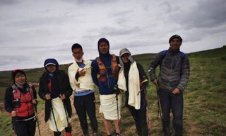 Zhu Keming (ngoài cùng bên phải) và các vận động viên được anh cứu trong cuộc đua marathon cuối tuần qua. (Ảnh: Beijing News)