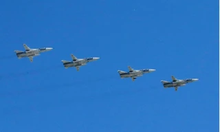 Đội máy bay Sukhoi Su-24M biểu diễn trong lễ kỷ niệm 71 năm chiến thắng phát xít Đức. (Ảnh: Reuters)