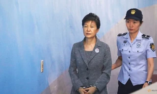 Bà Park Geun-hye khi bị dẫn giải ra toà năm 2017. (Ảnh: Reuters)