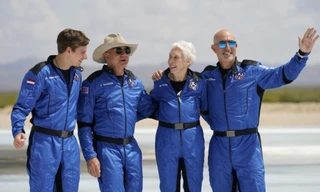 (Từ trái sang) Oliver Daemen, Jeff Bezos, Wally Funk và em trai Mark Bezos chụp ảnh trước tên lửa New Shepard của Blue Origin ngày 20/7. (Ảnh: AP) 