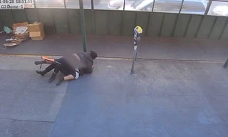 Nữ cảnh sát bị đối tượng vật ngã. (Ảnh chụp video)