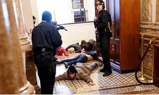 Người biểu tình xông vào trụ sở Quốc hội Mỹ bị khống chế. (Ảnh: AP)