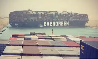 Tàu hàng mắc kẹt ở kênh đào Suez. (Ảnh: Instagram)