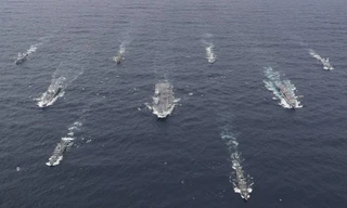 ​Tàu sân bay HMS Queen Elizabeth cũng các tàu hộ tống