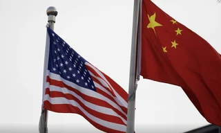 Cờ Mỹ và Trung Quốc bên ngoài một trụ sở một công ty Mỹ ở Bắc Kinh. (Ảnh: Reuters)