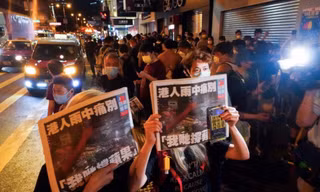 Những người Hong Kong mua được số cuối cùng của Apple Daily. (Ảnh: SCMP)