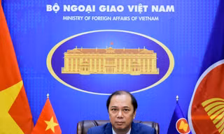Thứ trưởng Ngoại giao Nguyễn Quốc Dũng dự cuộc họp. (Ảnh: Mofa)