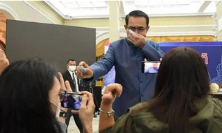 Thủ tướng Thái Lan xịt chất khử trùng vào phóng viên. (Ảnh: AP)