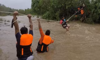 Lực lượng cứu hộ hỗ trợ sơ tán dân ở tỉnh Cagayan, Philippines. (Ảnh: Cơ quan cứu hộ quốc gia Philippines)