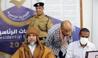Seif al-Islam (trái) là một trong những người con của cố lãnh đạo Libya Muammar Gaddafi. (Ảnh: Uỷ ban bầu cử Libya)