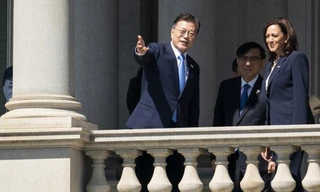 Tổng thống Hàn Quốc Moon Jae-in và Phó Tổng thống Mỹ Kamala Harris nói chuyện trên ban công toà nhà hành pháp Eisenhower trong khu Nhà Trắng ngày 21/5. (Ảnh: AP)