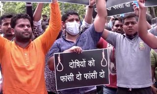 Người biểu tình tập trung bên ngoài lò hoả táng nơi xảy ra vụ án. (Ảnh: Reuters)