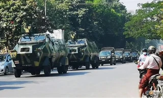 Đoàn xe quân sự đi trên đường phố ở Myanmar sau cuộc đảo chính ngày 2/2. (Ảnh: Reuters)