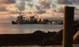 Một tàu bốc hàng tại cảng Matautu ở thủ đô Apia của Samoa. (Ảnh: Reuters)
