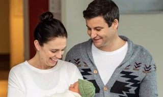Thủ tướng New Zealand Jacinda Ardern bế con gái bên cạnh bạn trai. (Ảnh: EPA) 